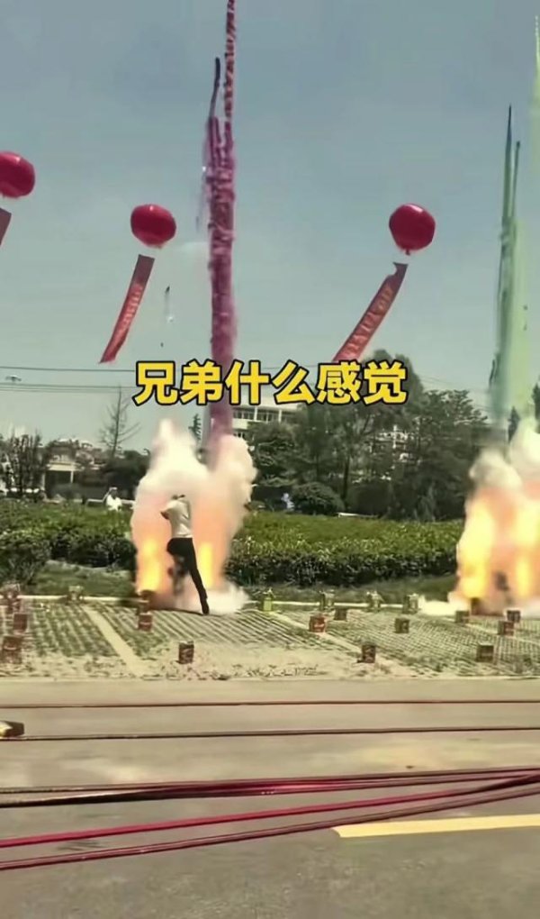众银策略 湖北一店铺开业典礼期间，一男子冲入爆燃烟花中，店铺：确有此事，他没受伤