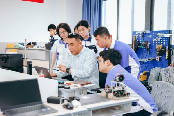 配亿多配资 深看校园 | 一所森林高中用“好奇、勇气、有爱”育出少年锋芒